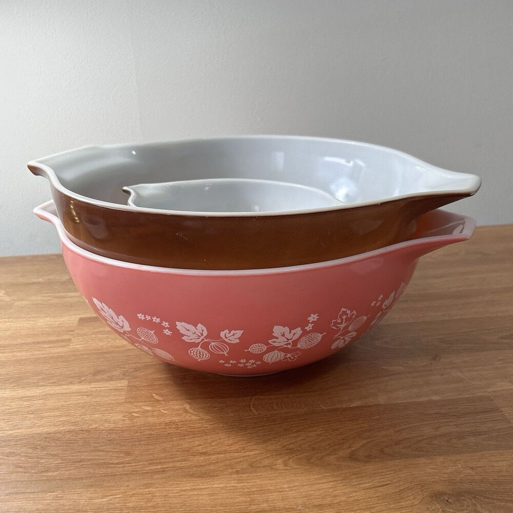 Vtg Pyrex PINK GOOSEBERRY Cinderella Mixing Bowls - Set of 3
